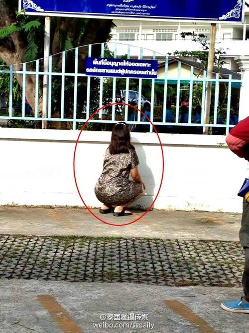 泰国一妈妈送孩子上学不放心 躲在墙边偷偷观