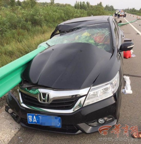 男子开车回家 包茂高速榆林段撞护栏致一家3人