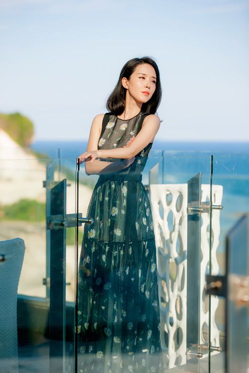 颜丹晨浪漫演绎时尚大片