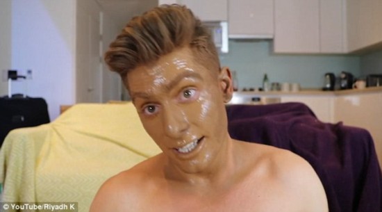 另类挑战!爱尔兰网红往脸上喷100层古铜色喷雾