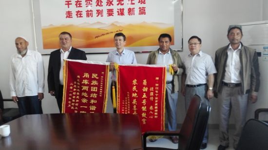 库车甜瓜种植户送锦旗致谢宁波市援疆指挥部