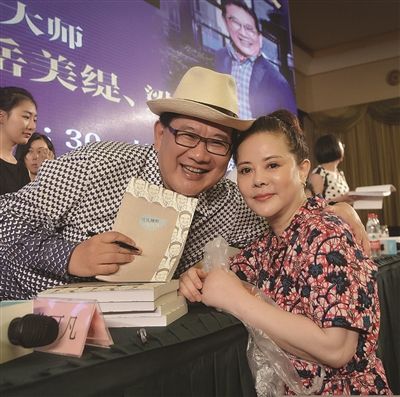 曹可凡新书首发 孙俪妈妈献花