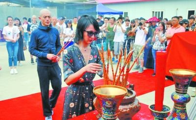 周迅戴清宫指套霍建华剃光头 《如懿传》开机