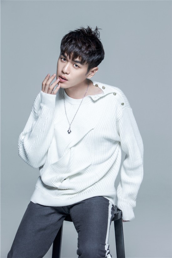 张若昀生日大片曝光 白衣暖笑化身阳光男友