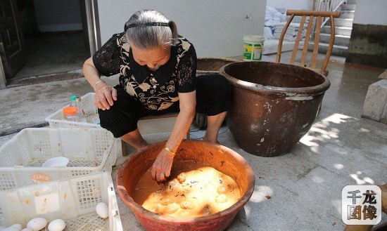 4廖秀英16歲開始腌制、售賣咸鴨蛋，我從沒想過能在網上賣鴨蛋，現在而且還賣得這樣好!