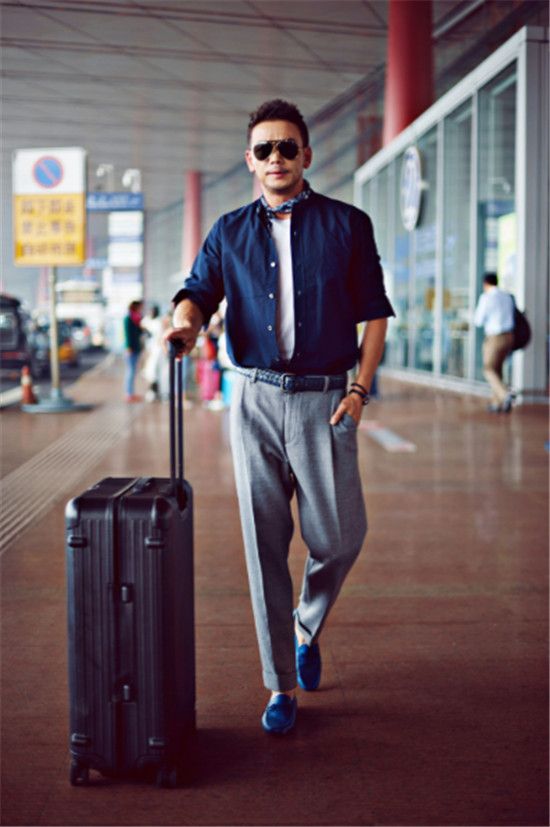 小包总杨烁初秋机场街拍 尽显熟男魅力