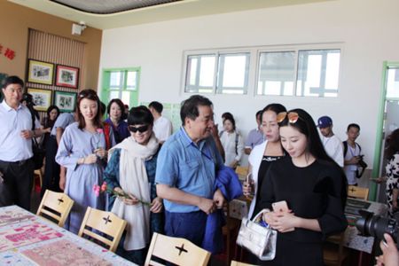 姜昆殷秀梅伊丽媛等受邀文联下基层演出