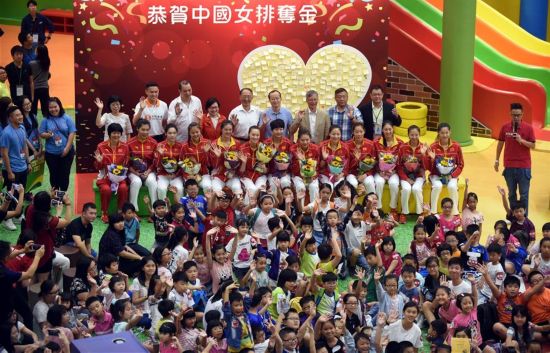 （體育）（1）國家女排與香港市民互動