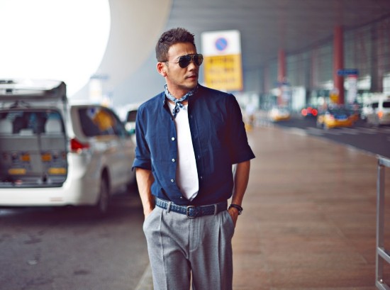 小包总杨烁初秋机场街拍 尽显熟男魅力