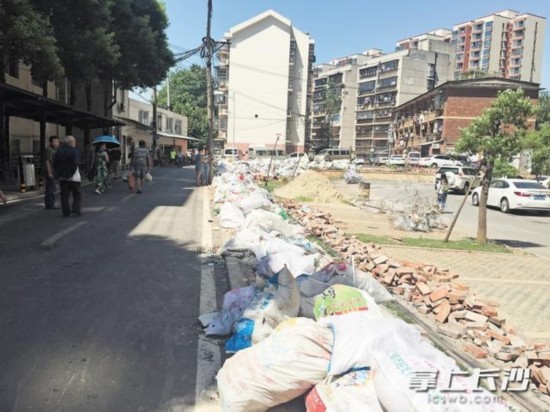 长沙一小区外建筑垃圾百米长 邻里纠纷引发冲