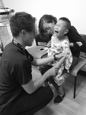 美国看病有多贵?儿童治脱臼收费较国内翻千倍