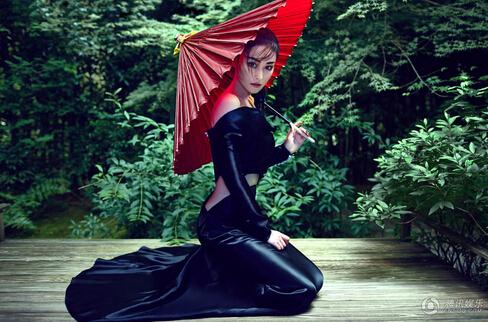 张馨予夏末写真曝光 丸子头似清透素莲如画中