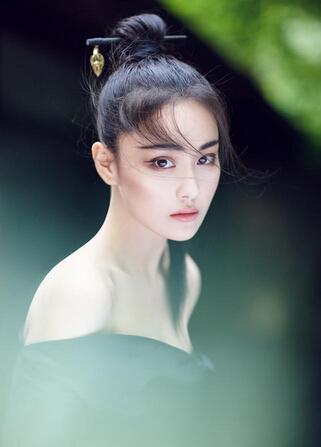 张馨予夏末写真曝光 丸子头似清透素莲如画中