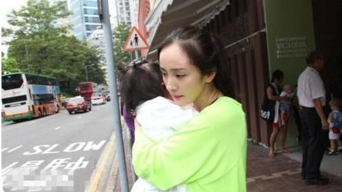 杨幂送女儿小糯米上下学 刘恺威母亲陪伴破离