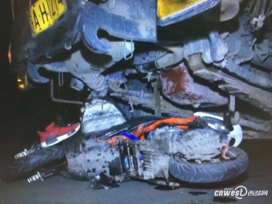 西安北郊一摩托车左转撞上渣土车 摩托车主身