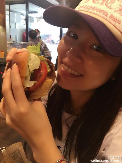 孕妇胃口好！林心如素颜吃汉堡大呼满足