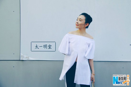 刘威葳秋日小说街拍散发白衣迷离曝光熟女气少妇眼神性感寂寞图片