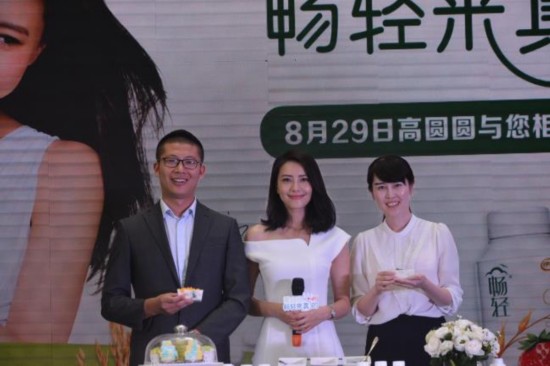 高圆圆一袭白裙空降山东威海 粉丝:比电视上更