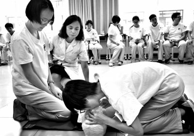入学军训增急救内容 开学前先学心肺复苏