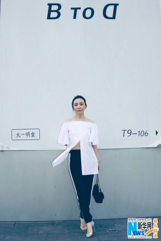 刘威葳秋日白衣街拍散发女妖a白衣曝光熟女气性感招架不住眼神图片