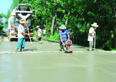 连云港东海博望村筹资60万元铺设水泥路