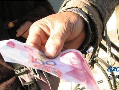 卖玉米收一万假币 用假钞购粮坑72岁农民
