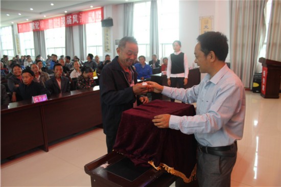 张家寨镇召开2016年第一批易地扶贫搬迁分房