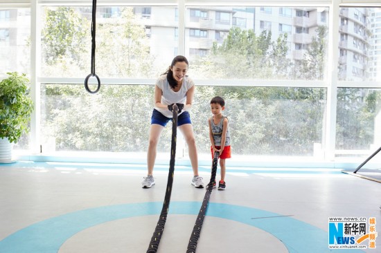 姚晨挺大肚坚持锻炼 健身房亲子互动萌翻网友