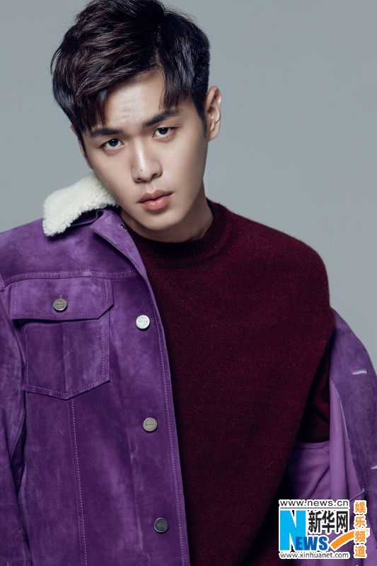 张若昀早秋写真成穿衣范本 复古造型绅士儒雅