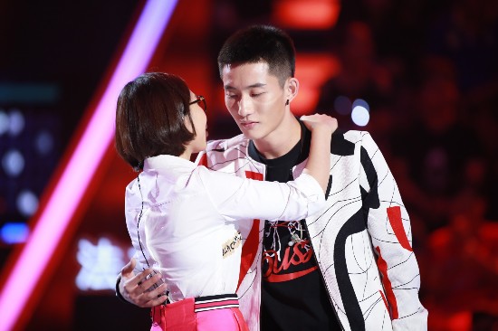 新歌声学员半夜敲房门 遭杰伦汪峰问绯闻