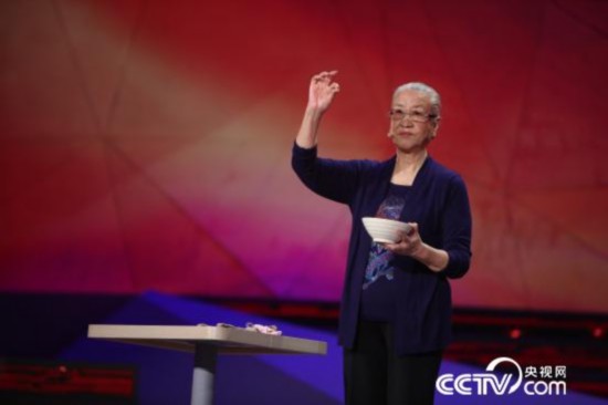 央视《开学第一课》贺龙女儿等讲父辈故事 TF