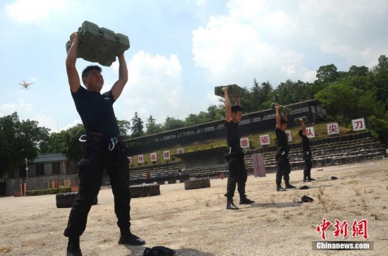 探秘广州特警训练基地 大批高精尖反恐武器曝
