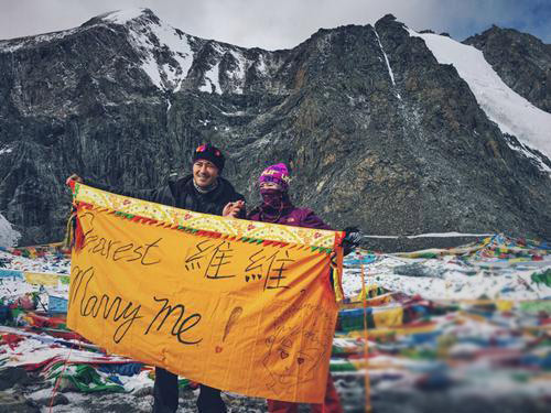 谭维维晒求婚照感动到哭 男友5600米海拔下跪