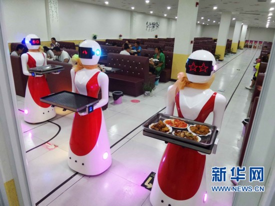 濮阳:美女机器人做餐厅服务员