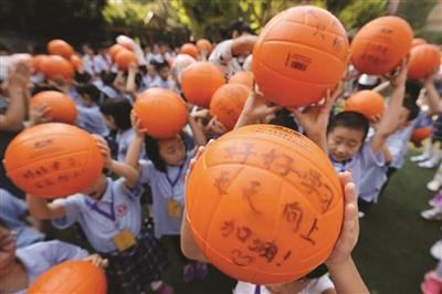 南京一些学校开学典礼创意多 新生第一周先学