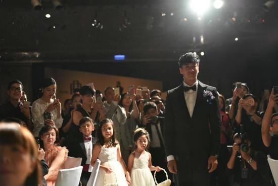 何润东大婚遭新娘强吻 霸气秀恩爱虐死单身者