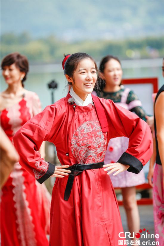 《我们来了》开启腾冲之旅 谢娜再现神模仿宋