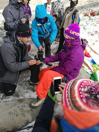 谭维维晒求婚照感动到哭 男友5600米海拔下跪