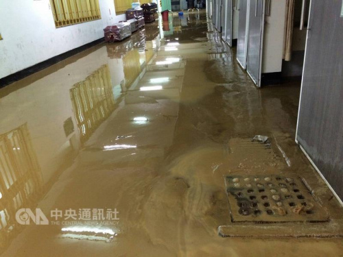 　　高雄市一場大雨造成全市多處積水，高雄市立殯儀館慘遭泥流洗禮，連寄棺室也無法幸免，所幸3日天氣轉晴 ，災情未進一步擴大，也未影響喪家既訂的儀式。 (高雄市立殯儀館提供) “中央社”記者程啟峰高雄傳真