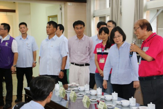 蔡英文轻视十万军公教呼声 网友要求罢免她