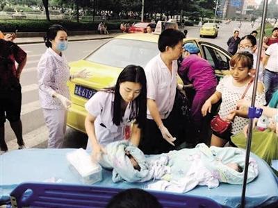 妇出租车上生双胞胎 哥哥出生弟弟还在肚子里