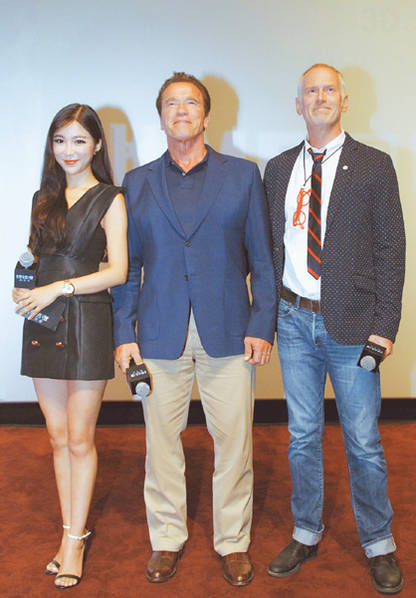 好莱坞影业大佬向小17岁中国女主播求婚!女主