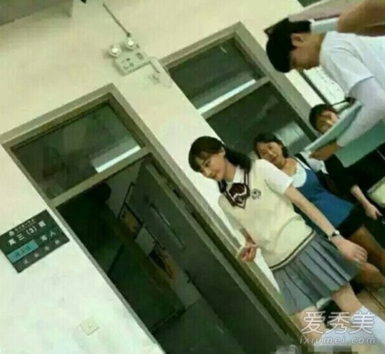 郑爽《夏至未至》曝最新剧照短发+校服好清纯