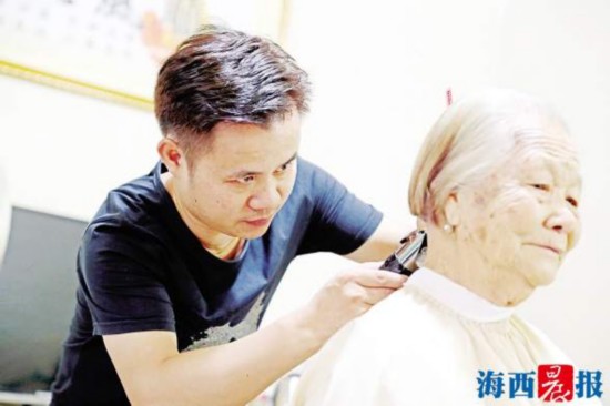 厦门理发师谢国华已义务为百位老人剪发 且技