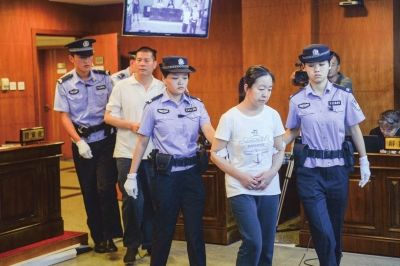 马某,韩某(女)被带上法庭.