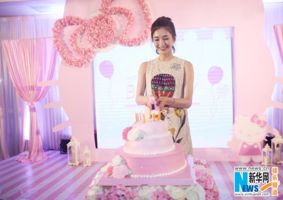 江疏影厦门庆生 好心情带头跳社会摇