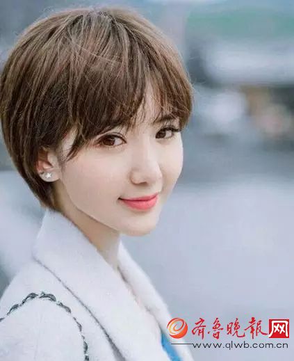 生活中毛晓彤的头发也是越剪越短,写真中这款亚麻色齐耳短发将她的小