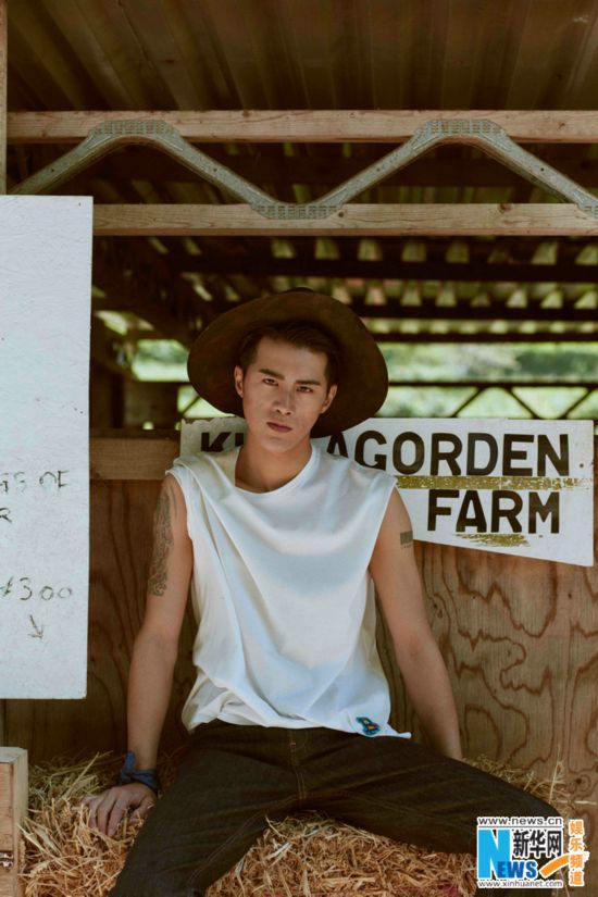 姜潮写真曝光 完美融入英国古农场
