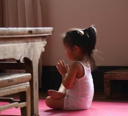 孙俪晒女儿练瑜伽照 小花妹妹盘腿打坐有模有