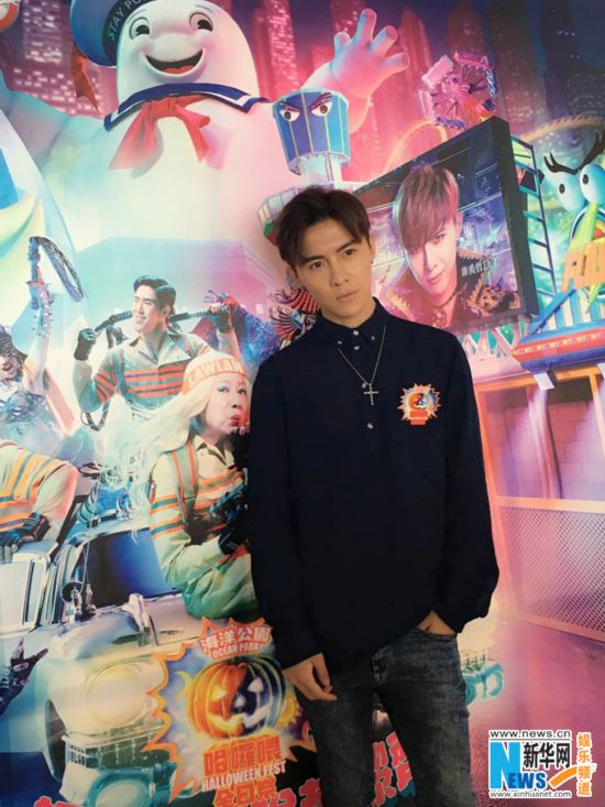 唐禹哲比剪刀手狂卖萌 现身香港夜访吸血鬼